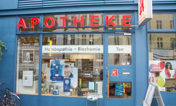 Sicht von der Anklamer Straße auf die Adonis Apotheke